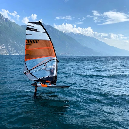 Privater Windsurf-Kurs am Gardasee: Ihr exklusives Erlebnis in Limone 4 Privater Windsurf-Kurs am Gardasee: Ihr exklusives Erlebnis in Limone 4